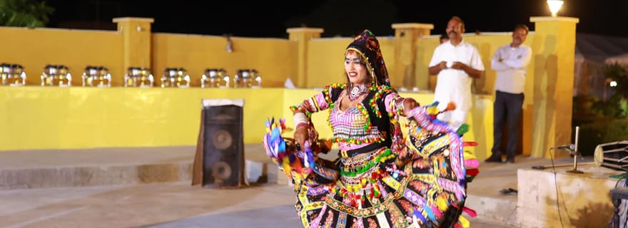 Jaisalmer : Safari en jeep, balade à dos de chameau, dîner et danse folklorique.