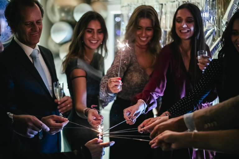 Lisbon: New Year's Eve Onboard w/drinks, music & fireworks Lisbon: New Year's Eve Barco EVORA with Drinks, DJ & Snacks