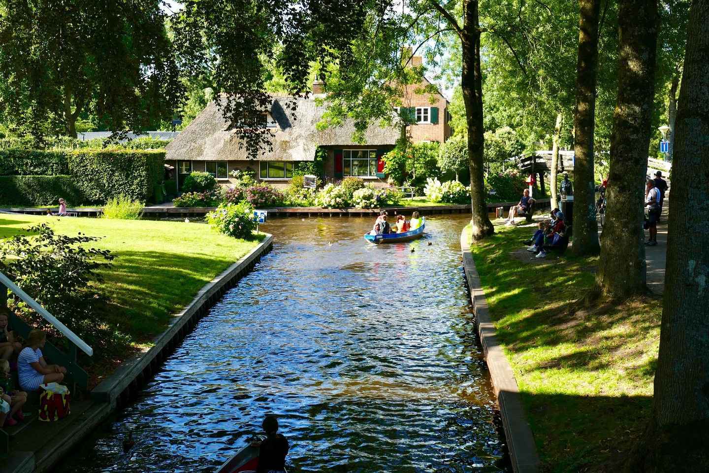 Giethoorn : 1 Hour Private open boat tour with local captain