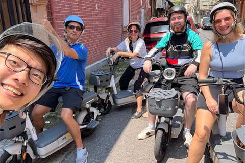 Shanghai: Old Town Moped Tour with Snacks & Drinks