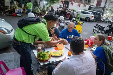 Phnom Penh: Visita ao mercado e à gastronomia pela manhã, de Vespa