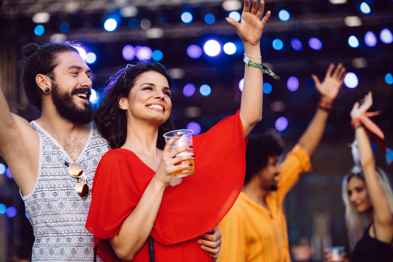 Búzios: Samba Show with Welcome Drink and Live Music