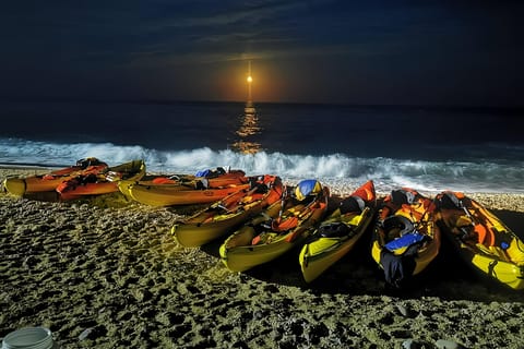 Kayak a la luz de la luna y cena