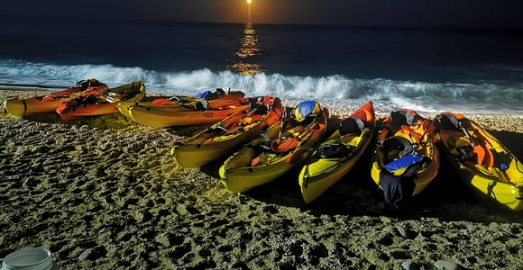 Villajoyosa: Kajakfahren bei Mondschein und Abendessen unter den Sternen