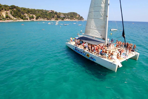 Sosúa: Catamaran Cruise with Snorkeling, Lunch, &amp; Drinks