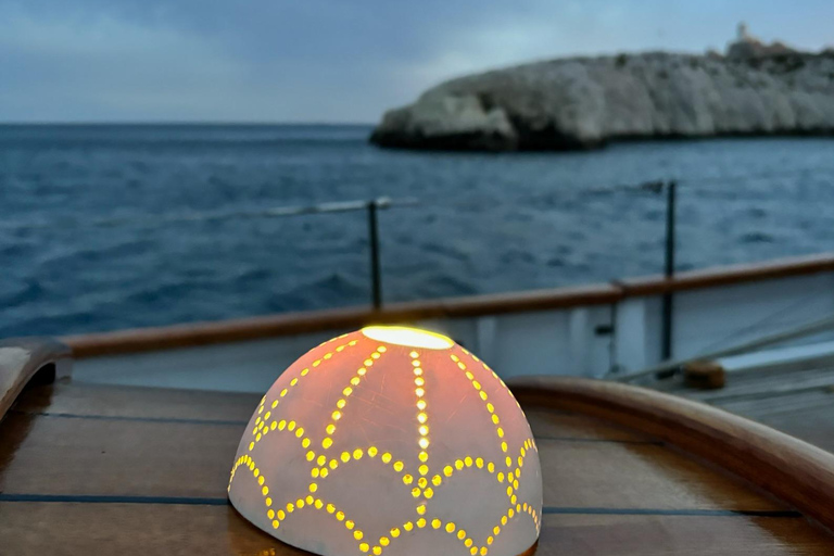Marseille: Sunset Cruise Cocktail-Dinner in Frioul Islands