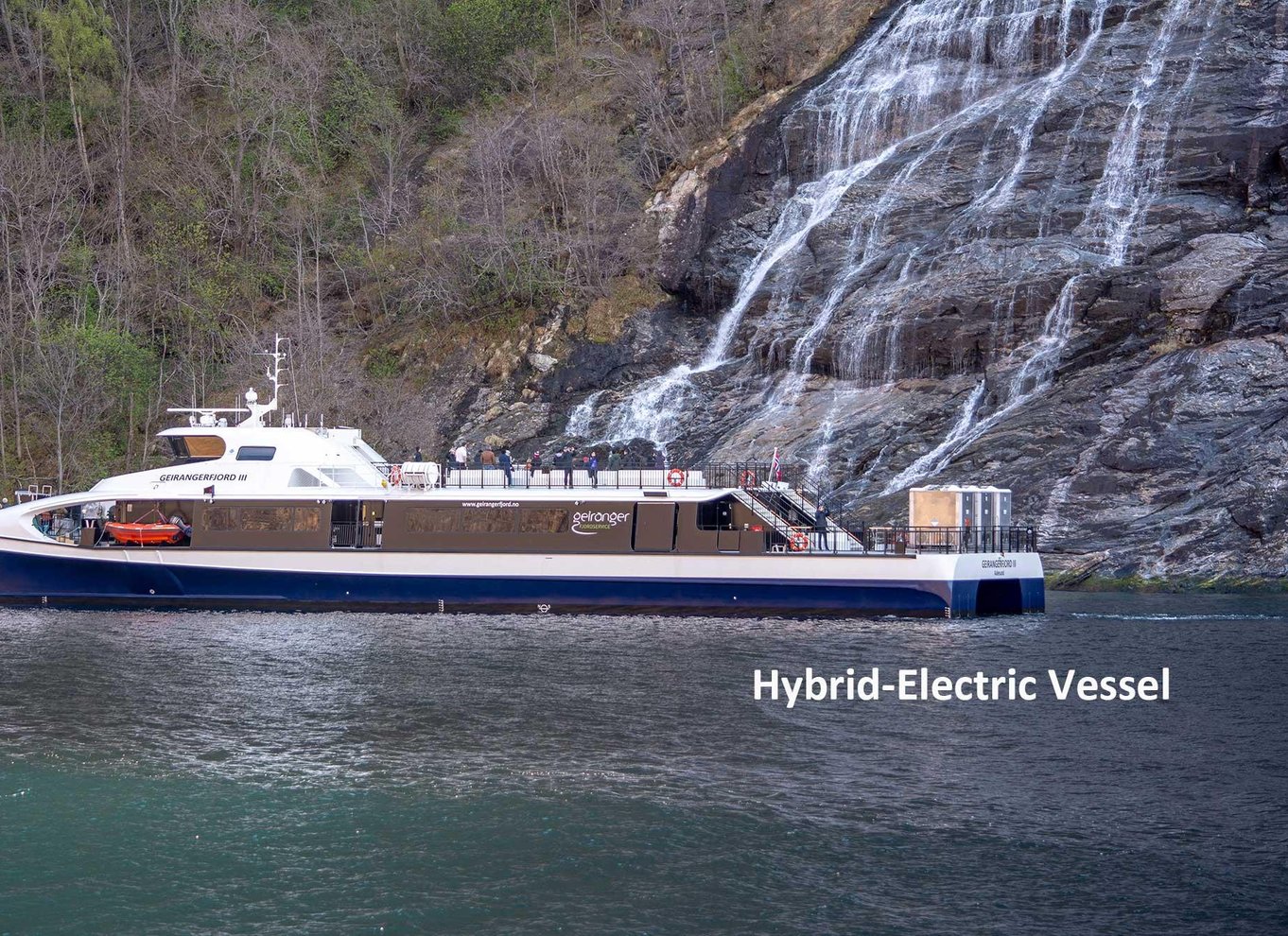 Geiranger: Sightseeingbådtur i fjorden og til vandfaldene – 75 minutter og 2 timer