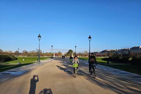 Paris antes das multidões: passeio de bicicleta ao nascer do sol com pequeno-almoçoTour particular