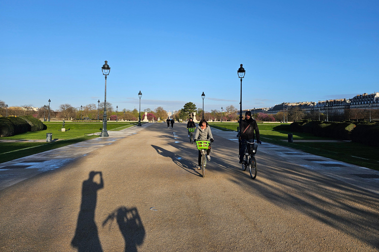 Paris antes das multidões: passeio de bicicleta ao nascer do sol com pequeno-almoçoTour particular
