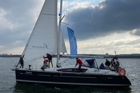 Danzica: Crociera panoramica serale in yacht con ProseccoCrociera notturna