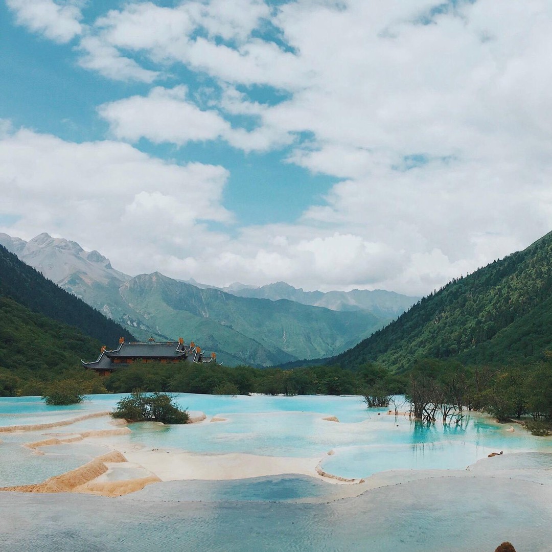 Huanglong Scenic Area Entdecke die atemberaubenden FünfFarbenTeiche