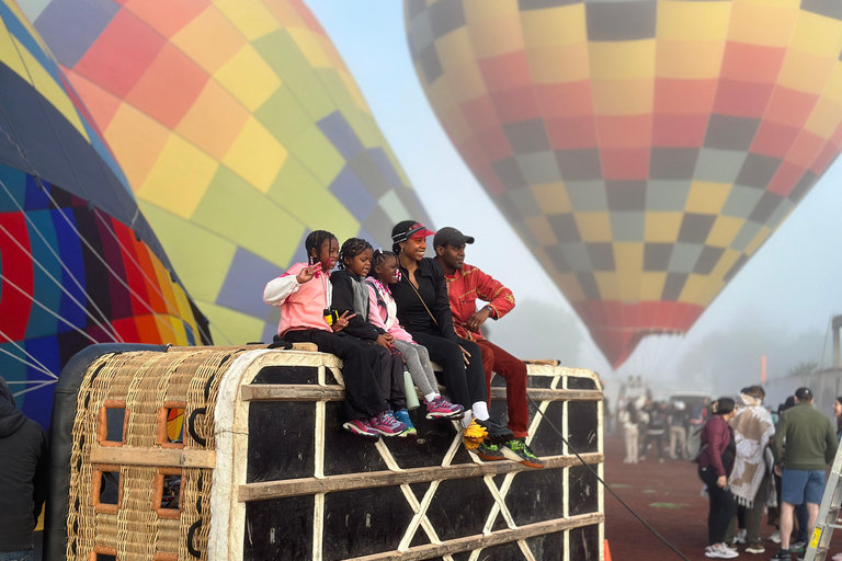 from MexicoCity:Balloon flight Over thepyramidsofTeotihuacanVuelo en globo aerostatico con traslado desde CDMX