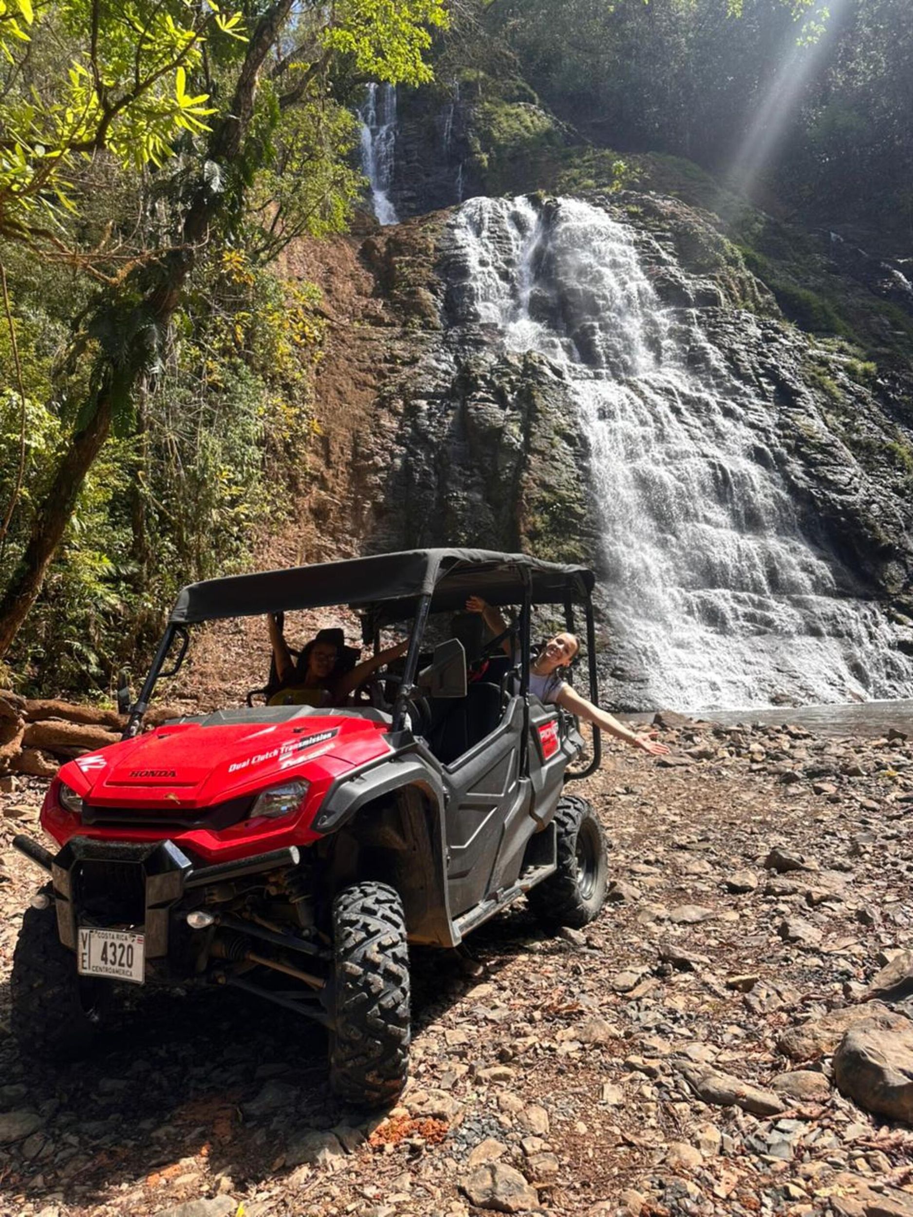 Von Jacó: Dschungeltour mit dem Geländewagen zum Wasserfall mit Mittagessen