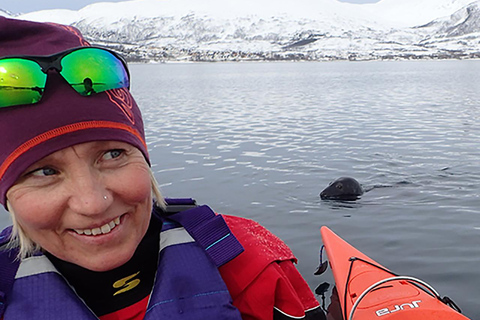 Tromsø: Excursión guiada en kayak de mar en invierno, con aperitivos