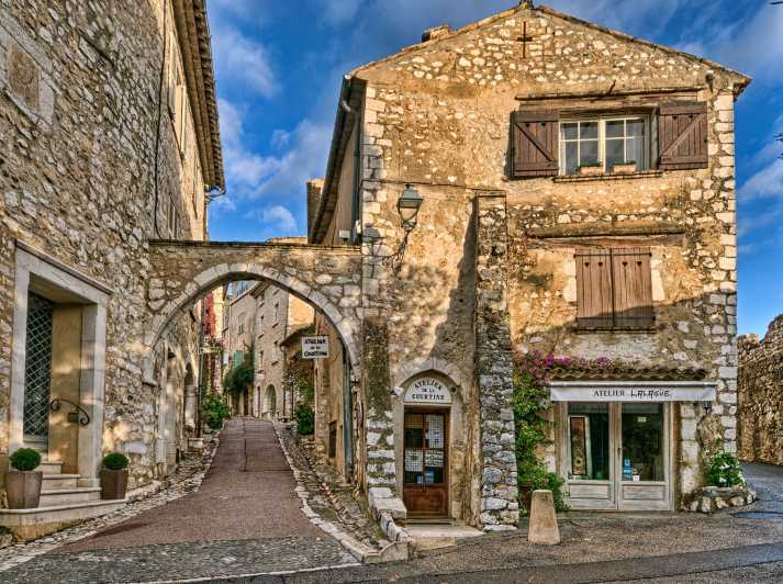 Shared tour: the most beautiful medieval villages, full day.