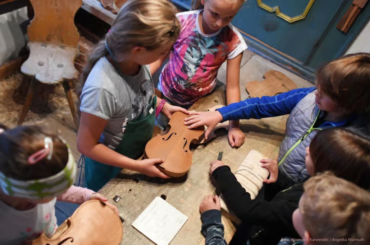 Kinderführung durch das Geigenbaumuseum in Mittenwald