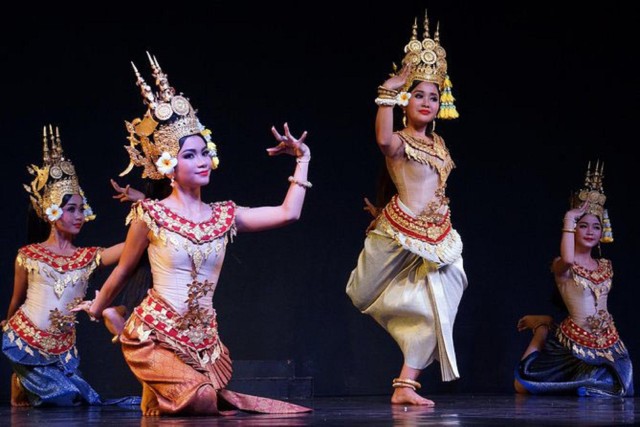 Visit Siem Reap Apsara Dance Show, Buffet Dinner, & Hotel Pickup in Angkor Wat