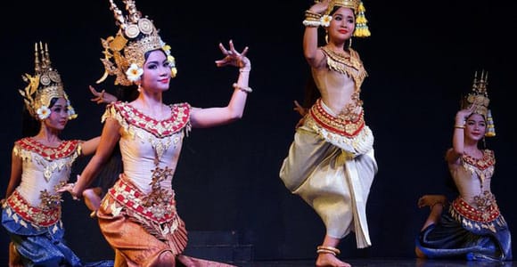 Siem Reap: Apsara Dance Show and Dinner with Hotel Pickup