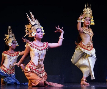Siem Reap: Apsara Dance Show and Dinner with Hotel Pickup