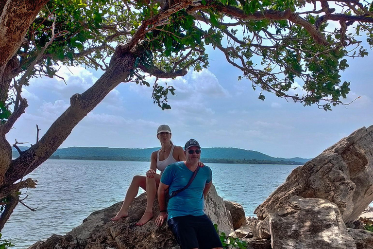Sigiriya to Trincomalee: Kayaking & Floating Restaurant Tour