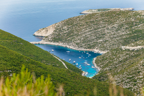 Au départ de Porto Vromi : Excursion en bateau sur la plage de Navagio, où se trouvent des épaves.