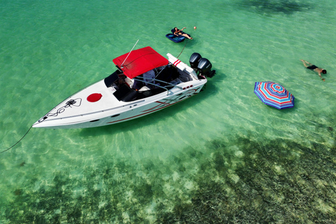 Passeio privado de mini iate de luxo no Parque Nacional de Cotubanamá