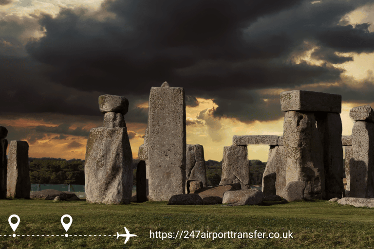 Excursión de un día a Stonehenge y los Baños RomanosCoche monovolumen