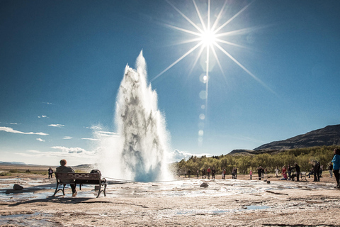 Reykjavík: Golden Circle, Secret Lagoon & Aurora Chase Tour with Pickup from Selected Locations