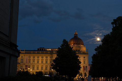 Berlin Night Walking Tour - Iconic Illuminated Landmarks Private Berlin Sunset Walking Tour - Iconic Landmarks