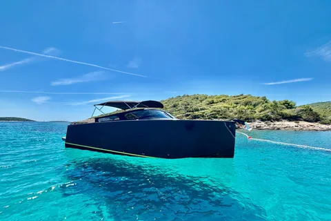 Fra Split: All-inclusive Blue Cave Tour med grillet frokost