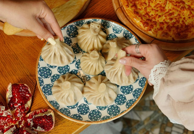 Tbilisi: Khinkali Tasting Lunch with Local Drinks and Pickup