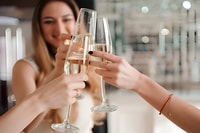 シャンパン を 飲ん で いる 間 に , 基本 的 な フランス 語 を 学ぶ - Hizvo