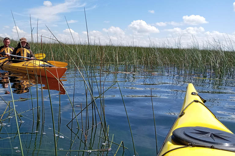 Puno: Experiência de caiaque na ilha flutuante de Uros no Lago Titicaca