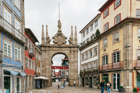 Ab Porto: Braga & Guimarães Tagestour mit MittagessenAbholung und Rücktransfer zum Hotel sind inklusive.