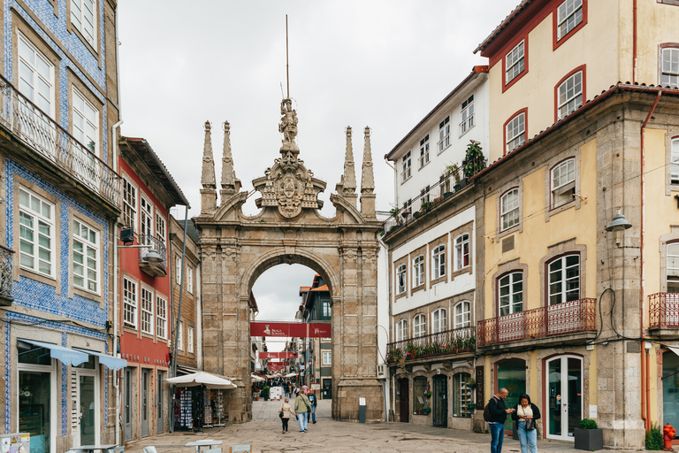 Desde Oporto: tour de día a Braga y Guimarães con almuerzoRecogida y regreso al hotel incluidos.