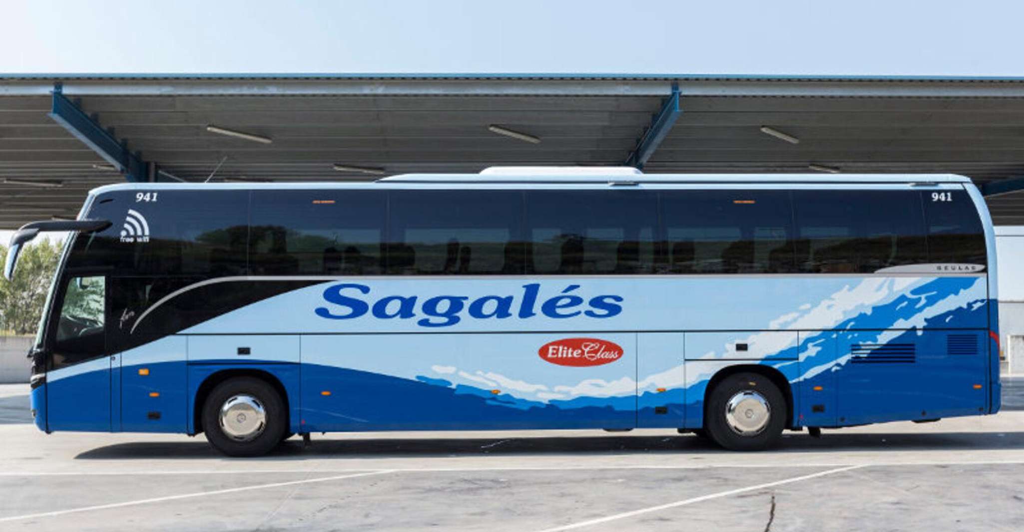 Girona, Girona Airport Bus Transfer from/to Barcelona Center - Housity