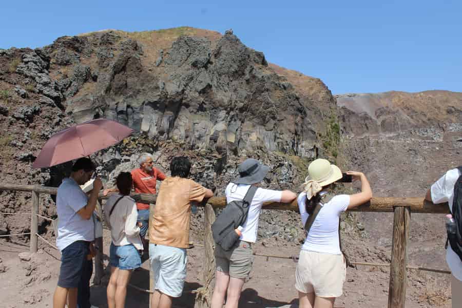 Ab Neapel: Tour nach Pompeji und zum Vesuv mit Mittagessen inklusive. Foto: GetYourGuide Ab Neapel: Tour nach Pompeji und zum Vesuv mit Mittagessen inklusive. Foto: GetYourGuide