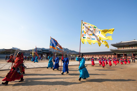 Séoul : Visite à pied du Hanbok, de Gyeongbokgung et du marché de Tongin