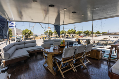 Chania: Luxury Gulet Cruise to Balos & Gramvousa with Lunch