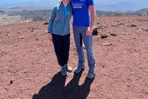 Tour a pie por el Etna en grupo reducido y visita a una cueva de lava