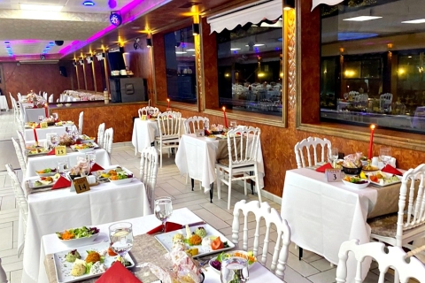 Istanbul: Bosporus Dinner Cruise & Show mit privatem TischAbendessen und alkoholfreie Getränke mit einem Treffpunkt am Hafen