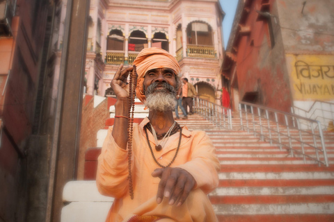 Varanasi Tagestour - Bootfahren, Wandern, Yoga-Tempel, RingenVaranasi Tagestour