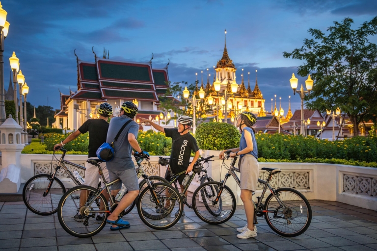 Bangkok: Nighttime Bike Tour with Flower Market Visit