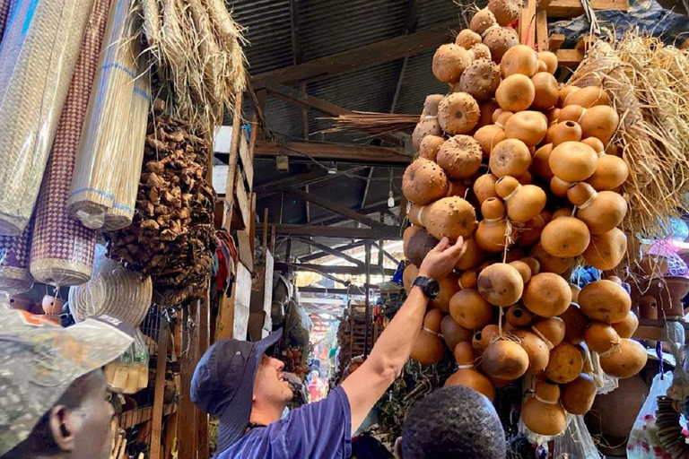 Kampala: Guided Walking Tour with Local Food Buffet