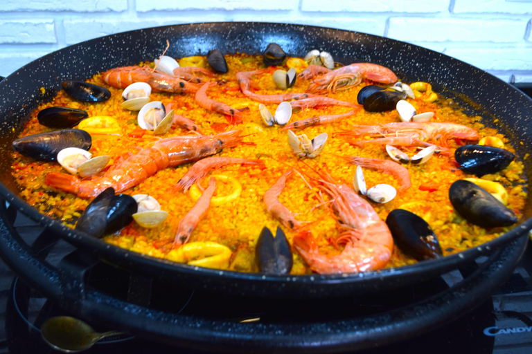 Madrid: Seafood Paella Masterclass Near Sol with Drinks Included