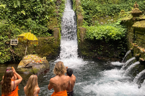 Ubud: Purificazione dell&#039;acqua a Pura Mengening (Tutto incluso)L&#039;esperienza di gruppo si incontra al tempio