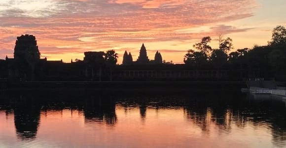 Siem Reap: Angkor Wat Sunrise Tour with Monk Blessing