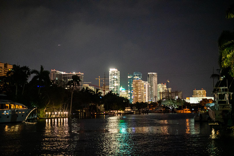 Passeio de barco no crepúsculo tropical em Ft. Lauderdale