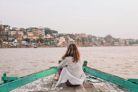 Varanasi: Giro in barca, tour a piedi e pranzo vegetarianoSolo la guida turistica