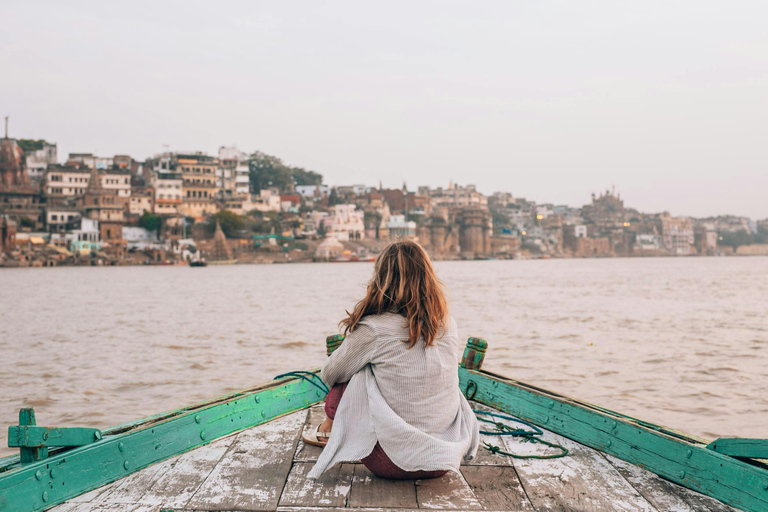 Varanasi: Passeio de barco, excursão a pé e almoço vegetarianoApenas guia de turismo